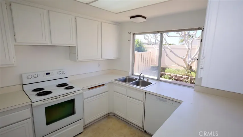 Kitchen: bright and open.