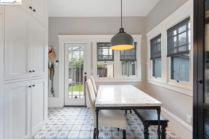 BREAKFAST NOOK