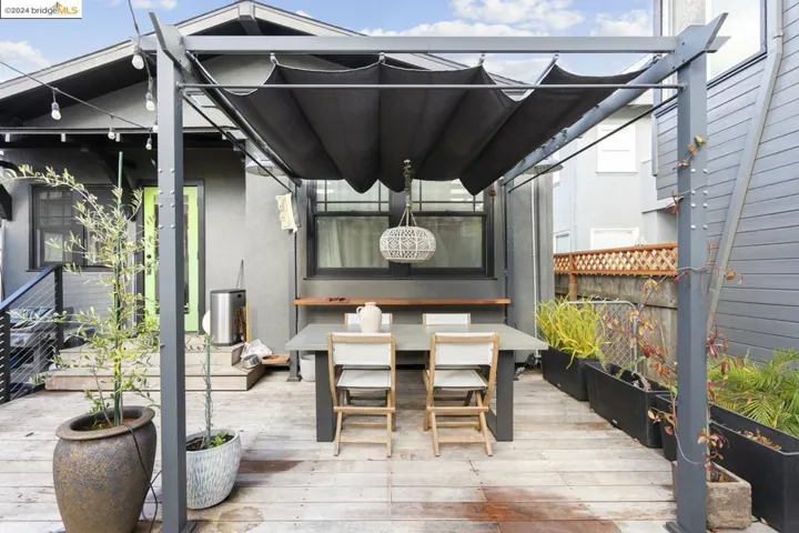 OUTDOOR PERGOLA/PATIO