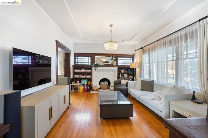 LIVING ROOM W/FIREPLACE