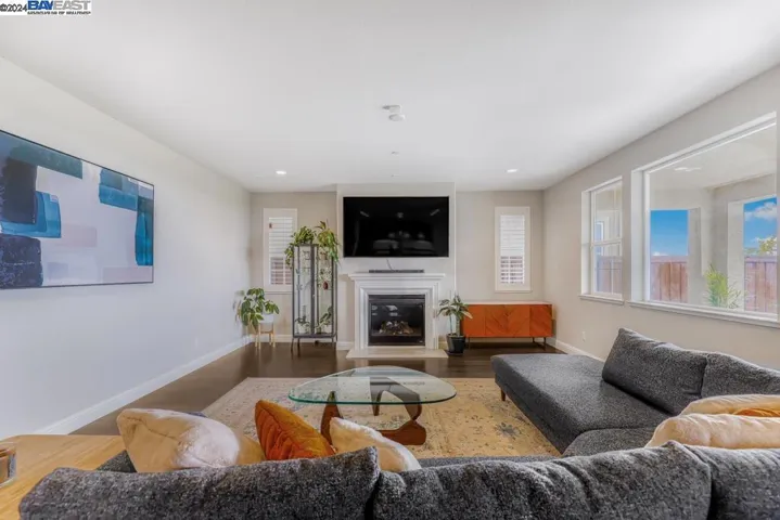 Spacious living room