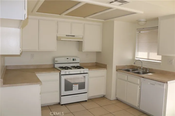 15862 Green Hill Drive, Victorville, California 92394