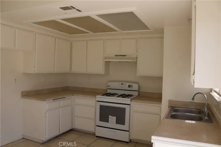15862 Green Hill Drive, Victorville, California 92394