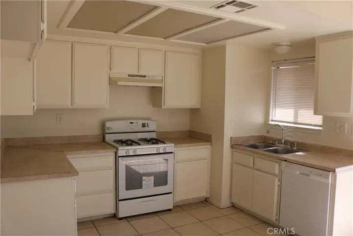 15862 Green Hill Drive, Victorville, California 92394