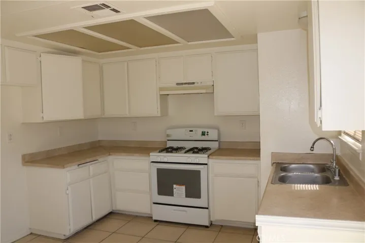 15862 Green Hill Drive, Victorville, California 92394