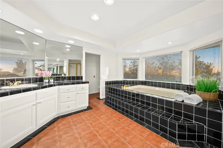 2070 Kinclair Drive, Pasadena, California 91107