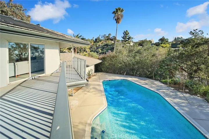 2070 Kinclair Drive, Pasadena, California 91107