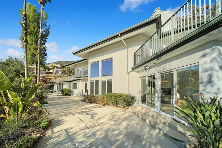 2070 Kinclair Drive, Pasadena, California 91107