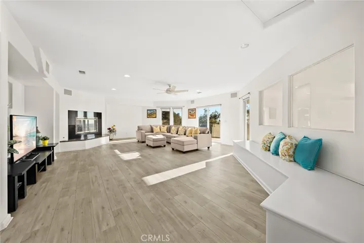 2070 Kinclair Drive, Pasadena, California 91107