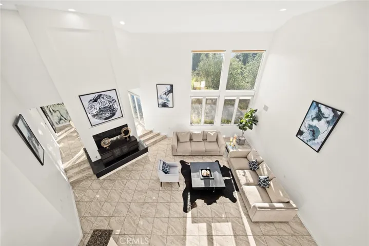 2070 Kinclair Drive, Pasadena, California 91107