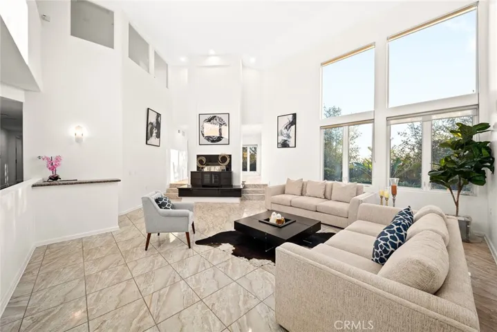 2070 Kinclair Drive, Pasadena, California 91107