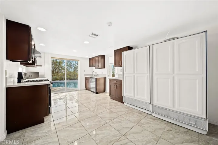 2070 Kinclair Drive, Pasadena, California 91107