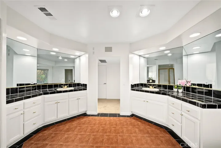 2070 Kinclair Drive, Pasadena, California 91107