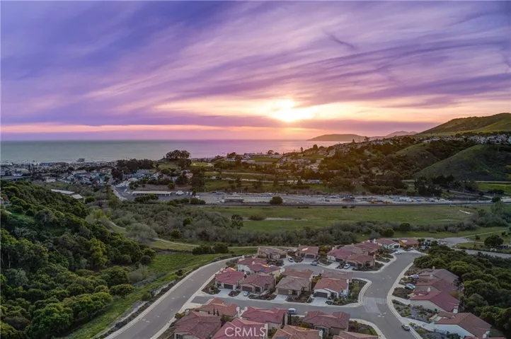 aerial view of neighborhood and view