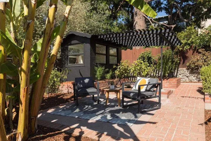 6701 Chabot Rd, Oakland, California 94618