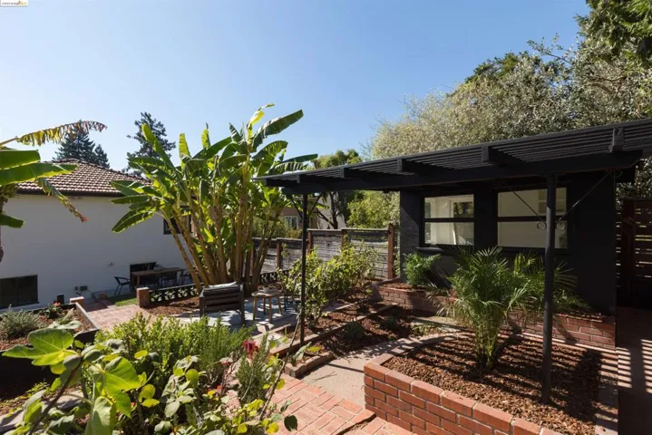 6701 Chabot Rd, Oakland, California 94618