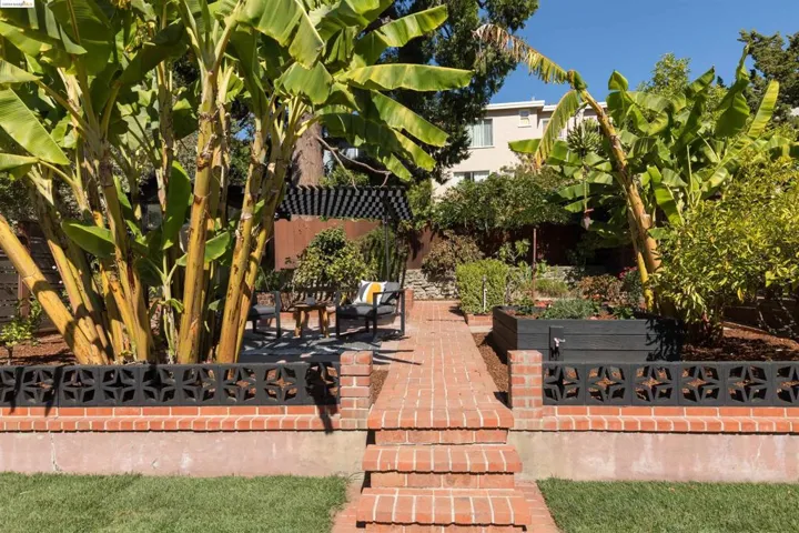 6701 Chabot Rd, Oakland, California 94618