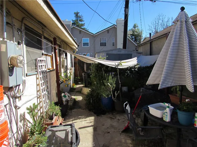 2 br unit  back patio