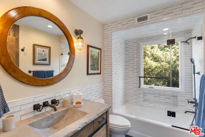 Bathroom for 2 bedrooms