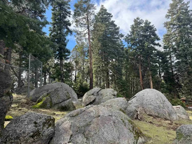 Beautiful boulders to the west where you also enjoy the sunset sky.