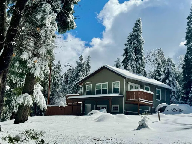 It looks like a Thomas Kincade painting, doesn't it?  Very enchanting cabin-in-the-snow.