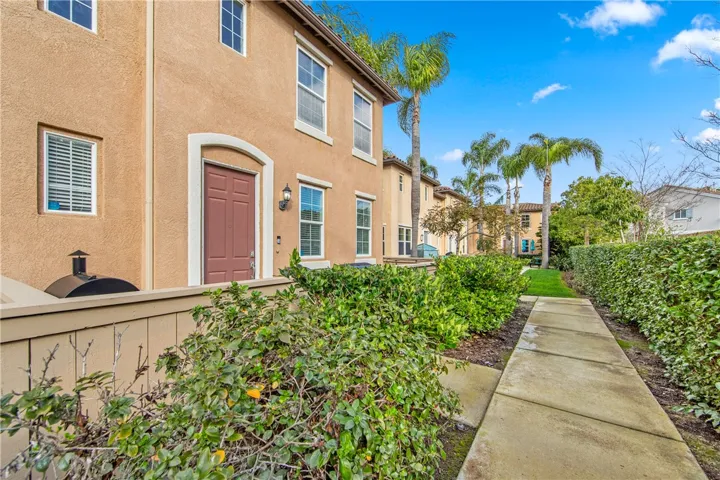 Secluded community located a few blocks from the beach. End Unit.
