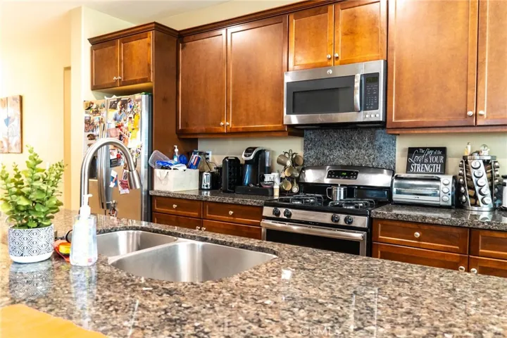 15507 Red Pepper Place, Fontana, California 92336