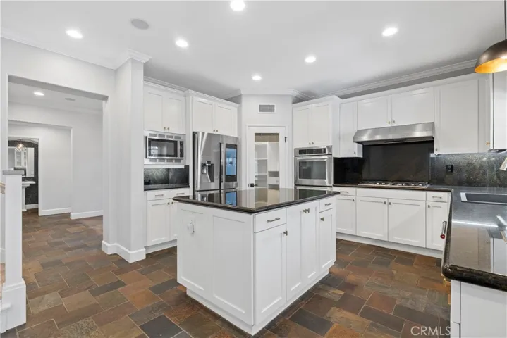40 Hollinwood, Irvine, California 92618