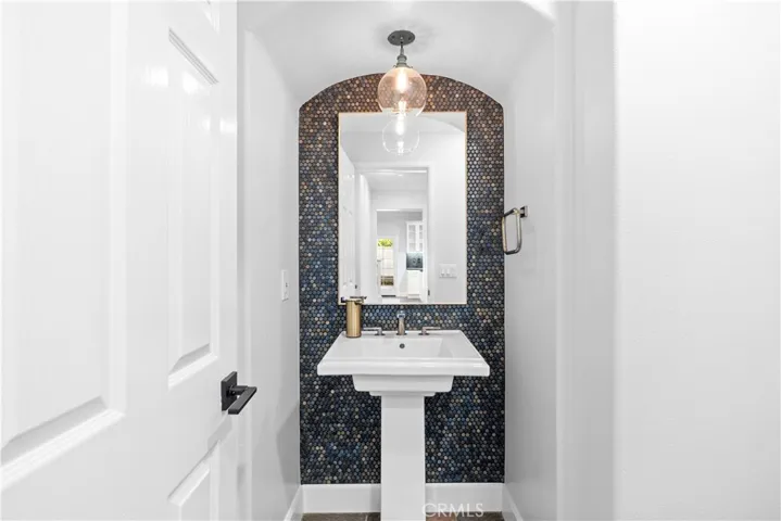 40 Hollinwood, Irvine, California 92618