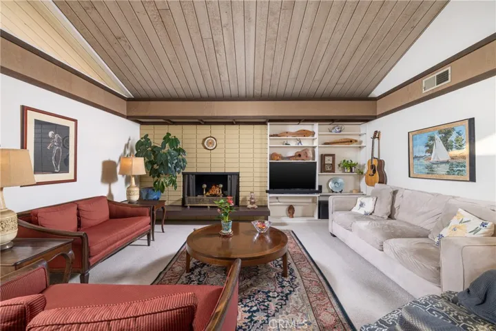 Balanced architecture with classic MCM fireplace