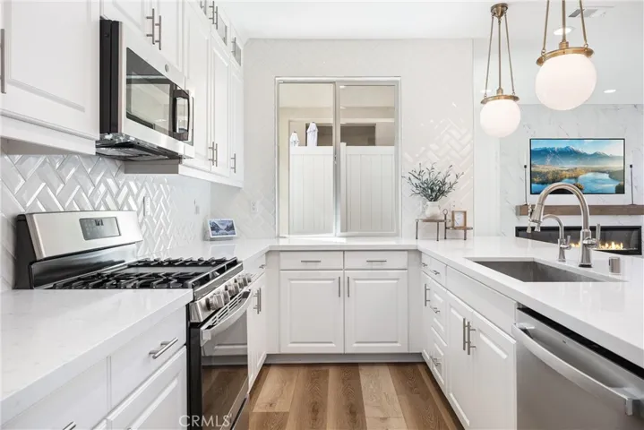 Natural light + upgraded light fixtures fill this beautiful kitchen with light