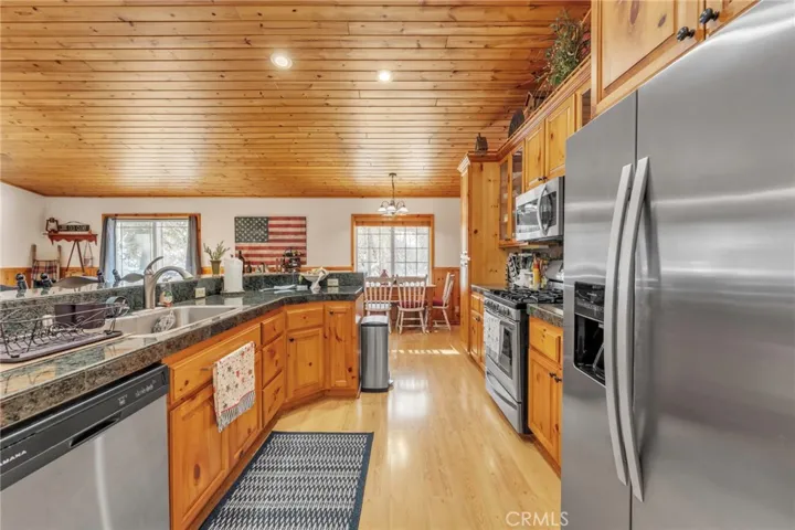 178 Meadow View Drive, Big Bear Lake, California 92315