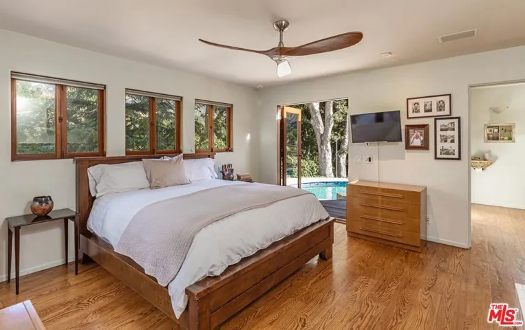 2nd Bedroom w/ fireplace