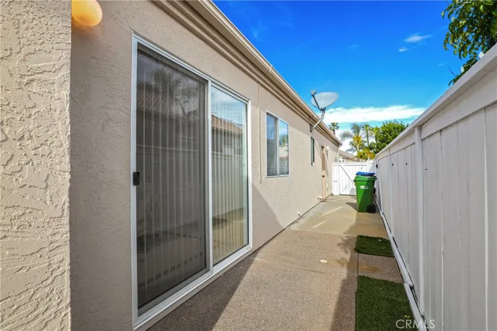 Clean walkways on both sides of the home.