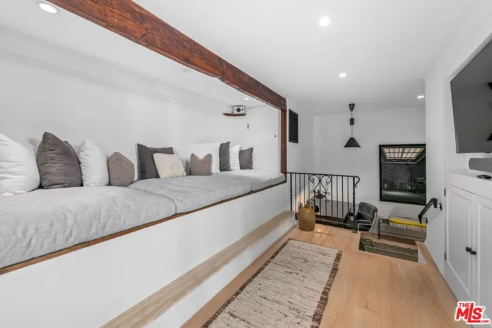 7519 Mulholland Drive, Los Angeles, California 90046