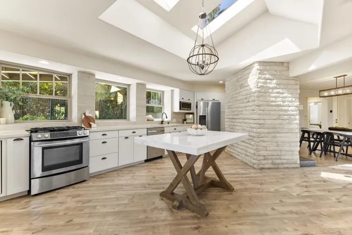 639 Valley Drive, Vista, California 92084