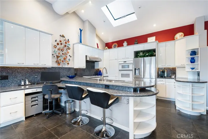 Lacquered cabinets | Plenty of Storage