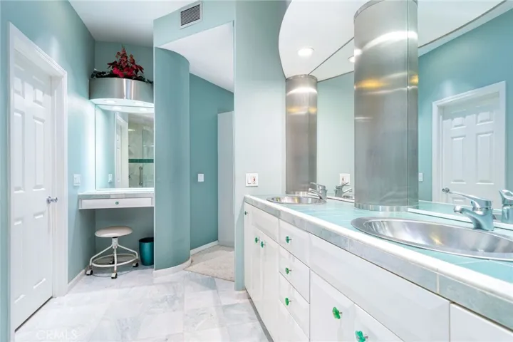 Primary Ensuite, make up area