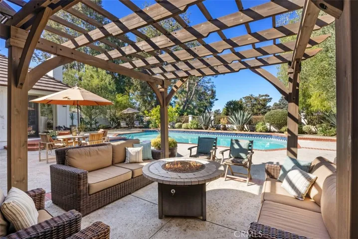 Great Entertaining Backyard with Pergola