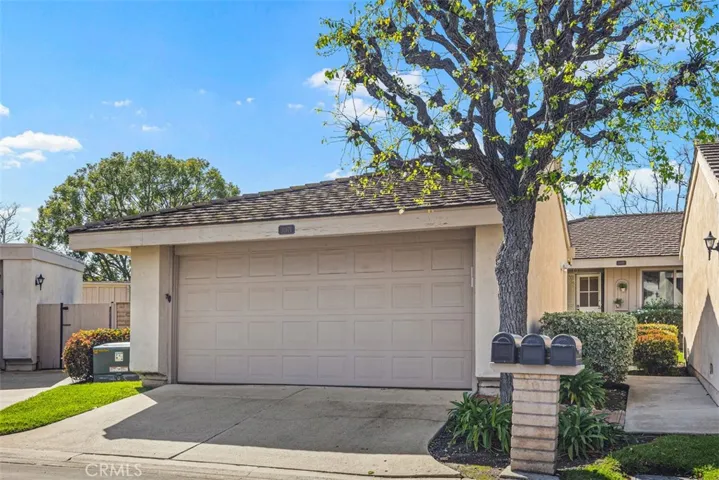 2 car garage with built-ins