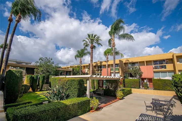 5427 Yarmouth Avenue, Encino, California 91316