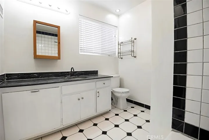5427 Yarmouth Avenue, Encino, California 91316