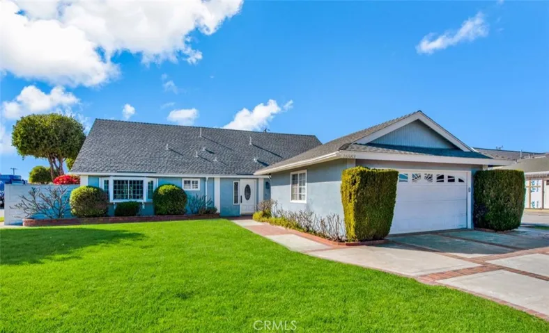 Gorgeous 5 Bedroom, 3 Bath Pool Home on Interior 7,920 SQFT Corner Lot
