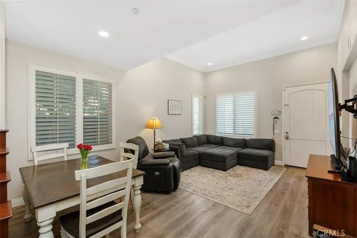 Living room / dinning area