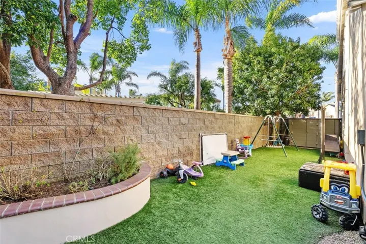 Large side yard.