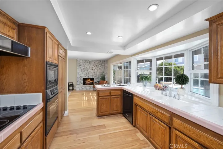 The kitchen is equipped with abundant storage and counter space to enjoy while preparing meals~