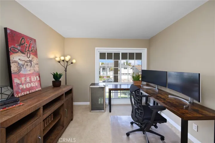 Upstairs bedroom/office with front yard view~