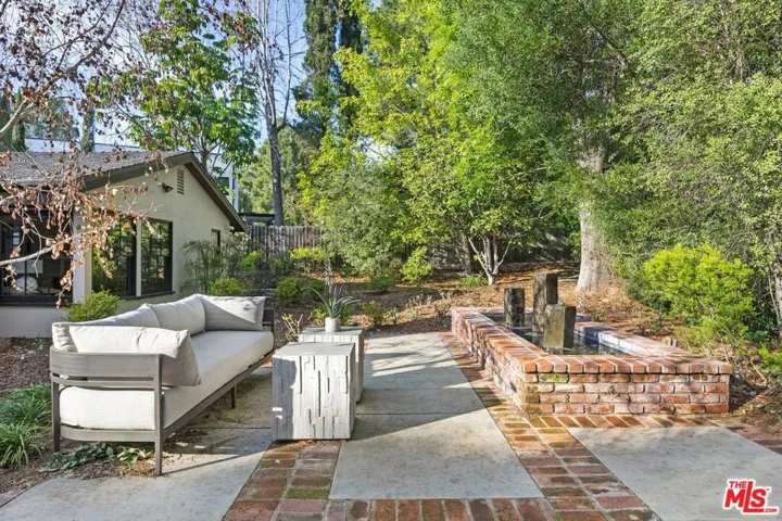 3050 Arrowhead Drive, Los Angeles, California 90068