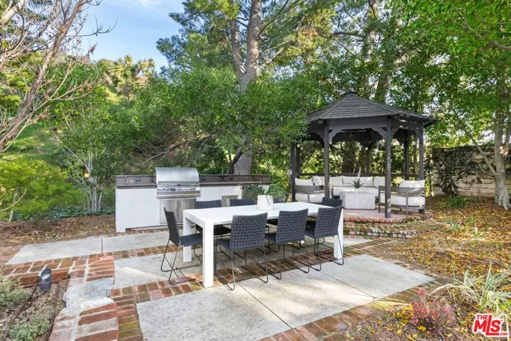 3050 Arrowhead Drive, Los Angeles, California 90068