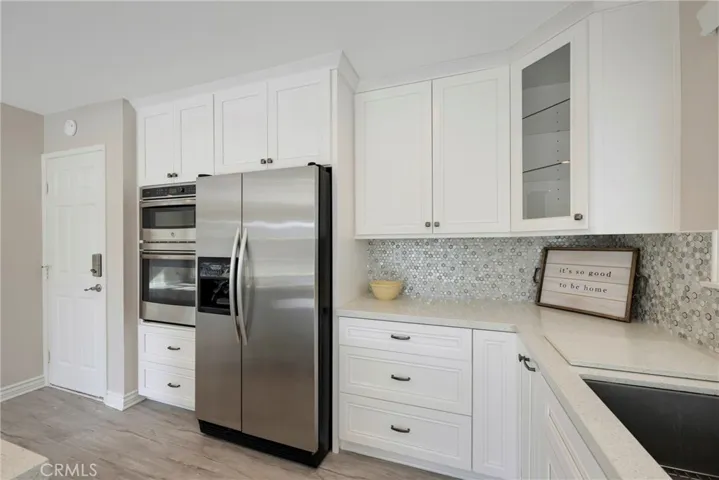 Stainless appliances and quartz countertops